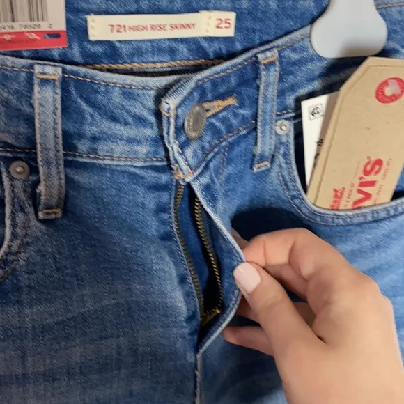Levi's 721 High Rise Skinny Jeans with rip knee size 25