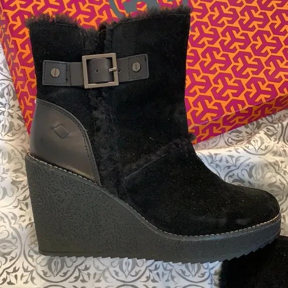 Like new Tory Burch winter boots size 9. In original box Short wedge shearling