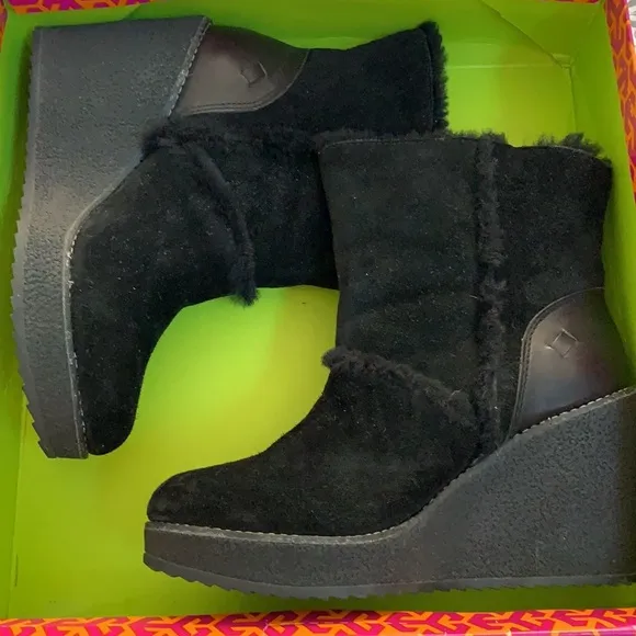 Like new Tory Burch winter boots size 9. In original box Short wedge shearling
