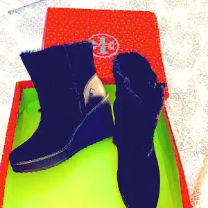 Like new Tory Burch winter boots size 9. In original box Short wedge shearling