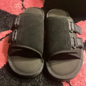 Men’s  authentic  Ugg slippers, Black Slide Sandals size 7. In mens