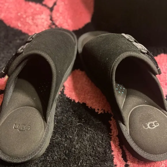 Men’s  authentic  Ugg slippers, Black Slide Sandals size 7. In mens