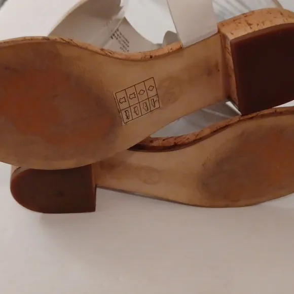 Michael Michael kors size 7 1/2 M London white strap thong sandals buckle