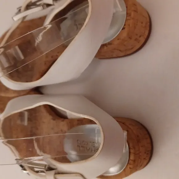 Michael Michael kors size 7 1/2 M London white strap thong sandals buckle