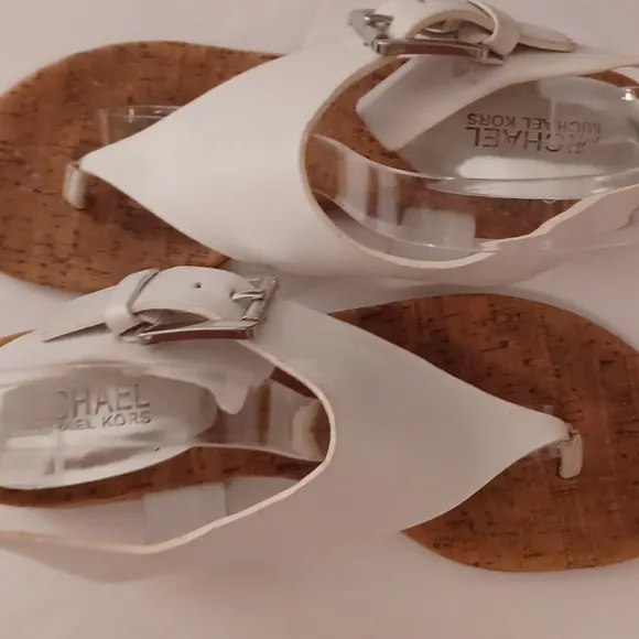Michael Michael kors size 7 1/2 M London white strap thong sandals buckle