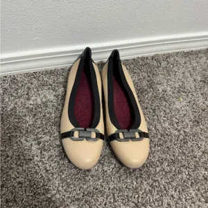 Munro Beige Leather Ballet Flats with Black Patent Accent &amp; Buckle – Size 8.5