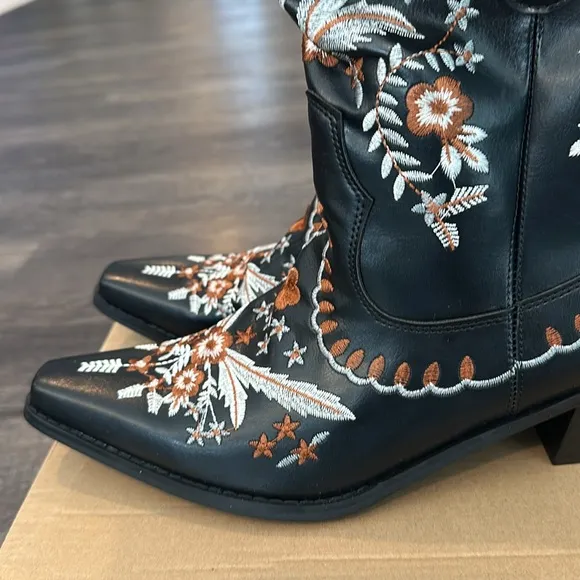 Nash Grey Embroidered Black Cowgirl Western Boots
