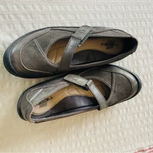 Nature walk 10M grey flats walking shoes