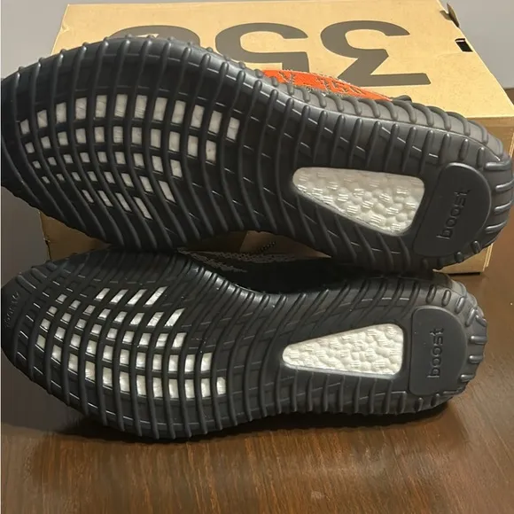 NEW Boys Men Adidas Yeezy Boost 350 V2 Sneakers - Carbon Beluga size 9.5 NWT