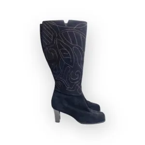 new Chico’s 𑁍 Italia Tall Metallic Embroidery Heeled Boots 𑁍 Black Suede 𑁍 6