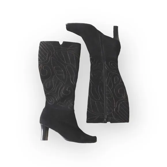 new Chico’s 𑁍 Italia Tall Metallic Embroidery Heeled Boots 𑁍 Black Suede 𑁍 6