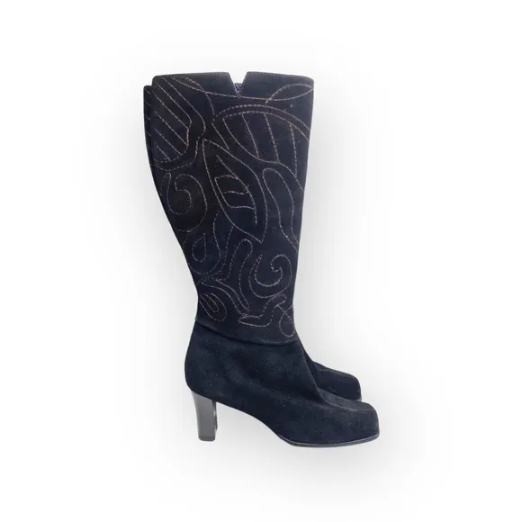 new Chico’s 𑁍 Italia Tall Metallic Embroidery Heeled Boots 𑁍 Black Suede 𑁍 6