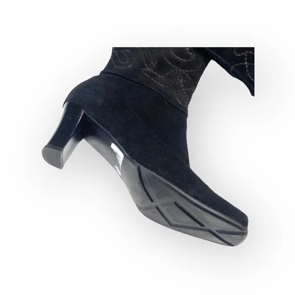 new Chico’s 𑁍 Italia Tall Metallic Embroidery Heeled Boots 𑁍 Black Suede 𑁍 6