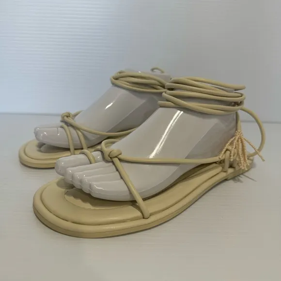 New Farm Rio Peppers Off White Lace Up Tassel Thing Sandals Size 9