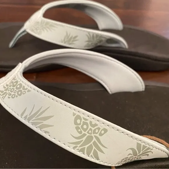 New Olukai Ohana pineapple 🍍 pattern thong flip flop sandals size 10