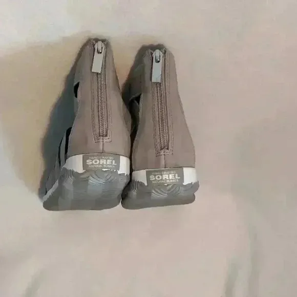 New Sorel Out N About Plus Strap Dove Gray Color Sandals Size 7