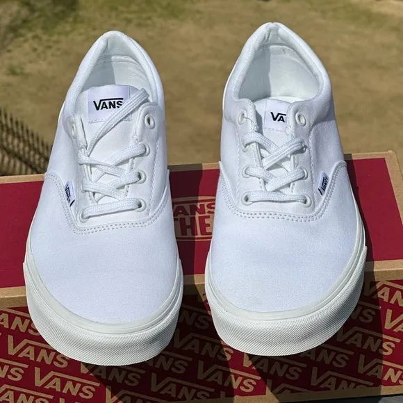 NEW Vans Doheny Casual Sneakers Triple White Womens 11 | Mens 9.5