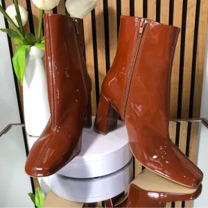 NEW WITHOUT TAGS Steve Madden Nevit Faux Patent Leather Boots Cognac Size 7.5