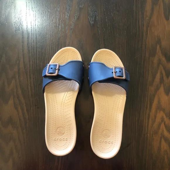 NEW🌟Crocs Blue and Tan Women's Slide Sandals size 9 summer resort travel comfort