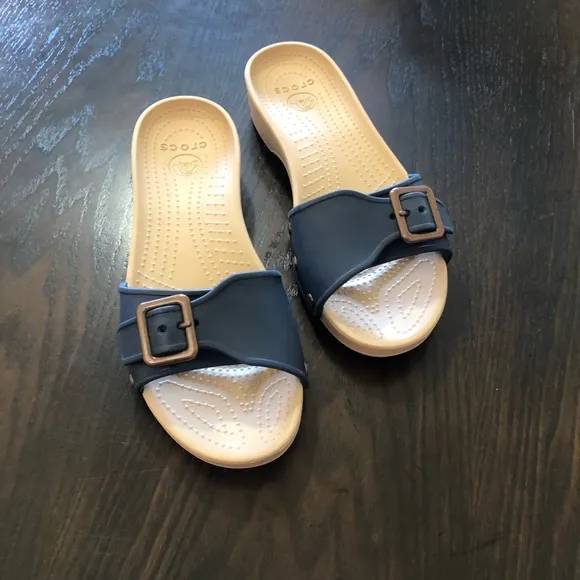 NEW🌟Crocs Blue and Tan Women's Slide Sandals size 9 summer resort travel comfort