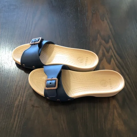 NEW🌟Crocs Blue and Tan Women's Slide Sandals size 9 summer resort travel comfort