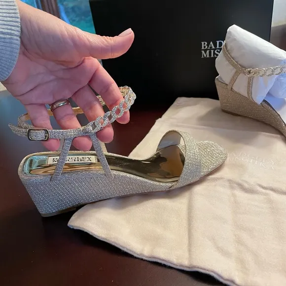 NIB! Badgley Mischka Kaelyn Gold Sandal-7.5