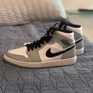 Nike Air Jordan 1 Mid Light Smoke Grey Mid-top