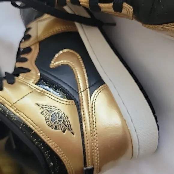 Nike Air Jordan 1 Mid SE Metallic Gold DR6967-071  Size 5Y.
