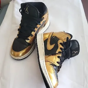 Nike Air Jordan 1 Mid SE Metallic Gold DR6967-071  Size 5Y.
