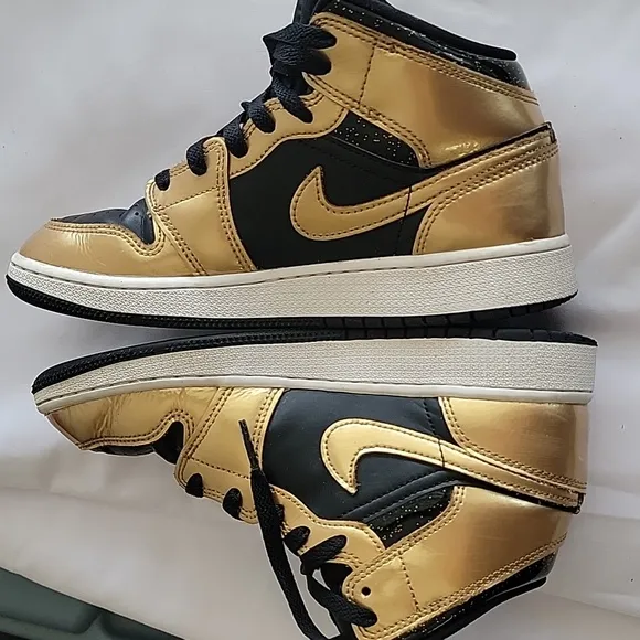 Nike Air Jordan 1 Mid SE Metallic Gold DR6967-071  Size 5Y.