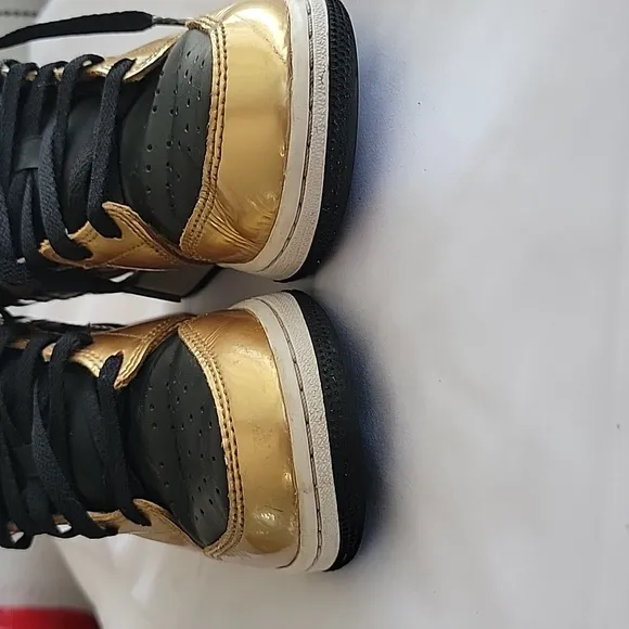 Nike Air Jordan 1 Mid SE Metallic Gold DR6967-071  Size 5Y.