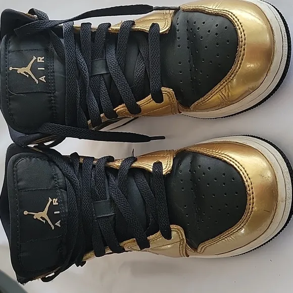 Nike Air Jordan 1 Mid SE Metallic Gold DR6967-071  Size 5Y.
