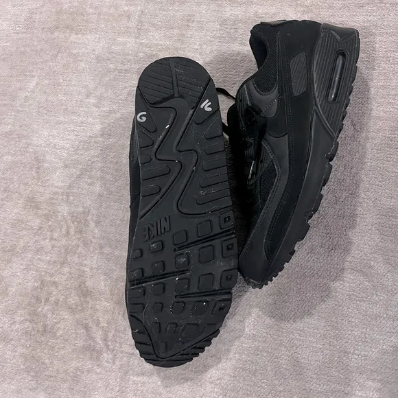 Nike Air Max 90 Men’s Shoe – Size 12 | All-Black Streetwear Essential Matrix
