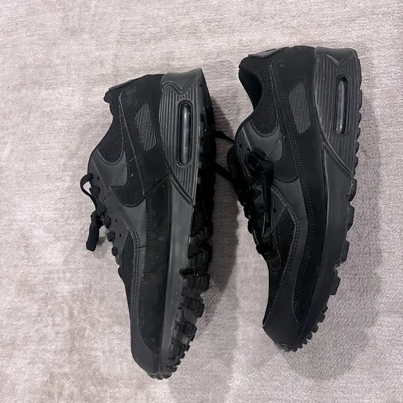 Nike Air Max 90 Men’s Shoe – Size 12 | All-Black Streetwear Essential Matrix