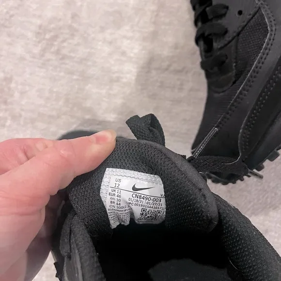 Nike Air Max 90 Men’s Shoe – Size 12 | All-Black Streetwear Essential Matrix