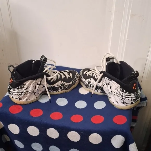 Nike Foamposite Men Size 11 Black and White Sneakers