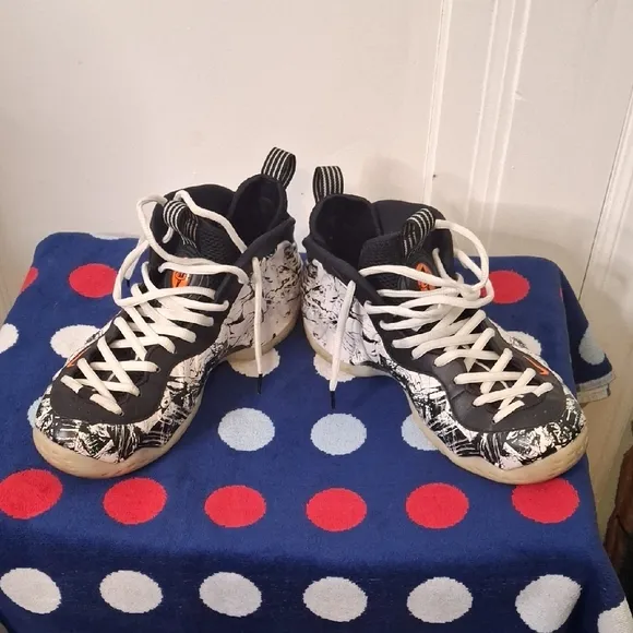 Nike Foamposite Men Size 11 Black and White Sneakers
