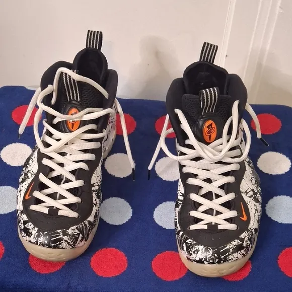 Nike Foamposite Men Size 11 Black and White Sneakers