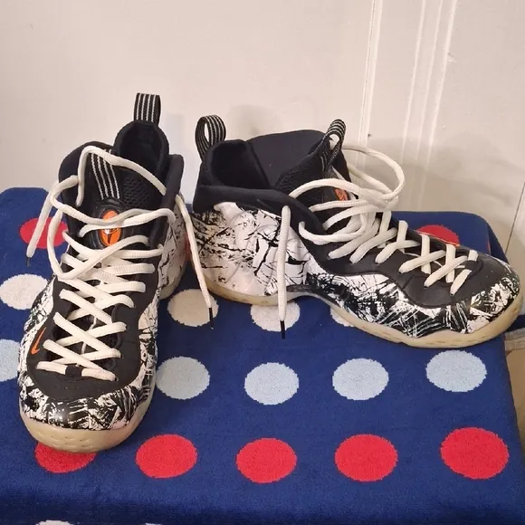Nike Foamposite Men Size 11 Black and White Sneakers