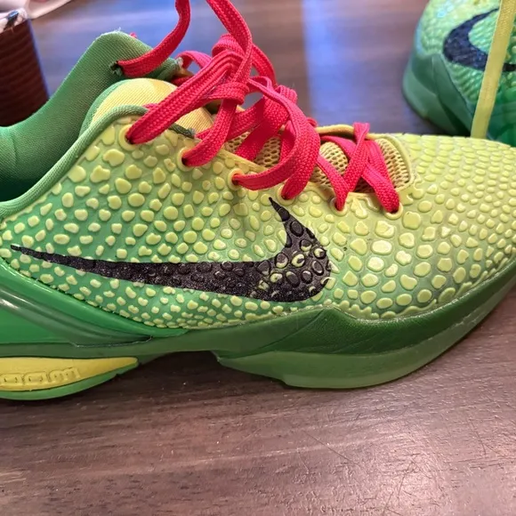 Nike Green and Black Sneakers with Textured Design