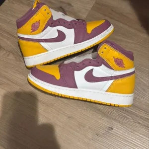 Nike High-Top Sneakers in Yellow and Purple