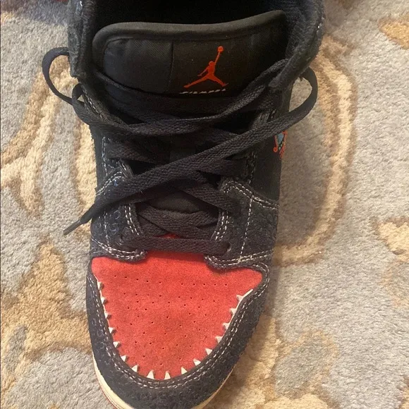 NIKE Jordan 1 Siempre Familia Kids Black and Red Sneakers 6.5 Y $75