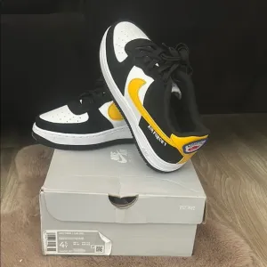 Nike Kids' Black and Yellow Sneakers