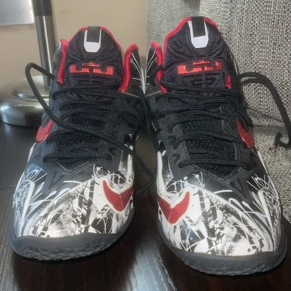 Nike Lebron James 11 XIGraffiti [With Box] 2013616175-100 size 5Y
