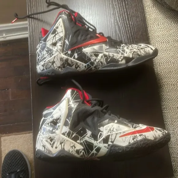 Nike Lebron James 11 XIGraffiti [With Box] 2013616175-100 size 5Y