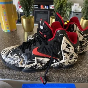 Nike Lebron James 11 XIGraffiti [With Box] 2013616175-100 size 5Y