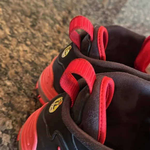 Nike mens air Max Pillar Black and Red Sneakers EUC 10.5