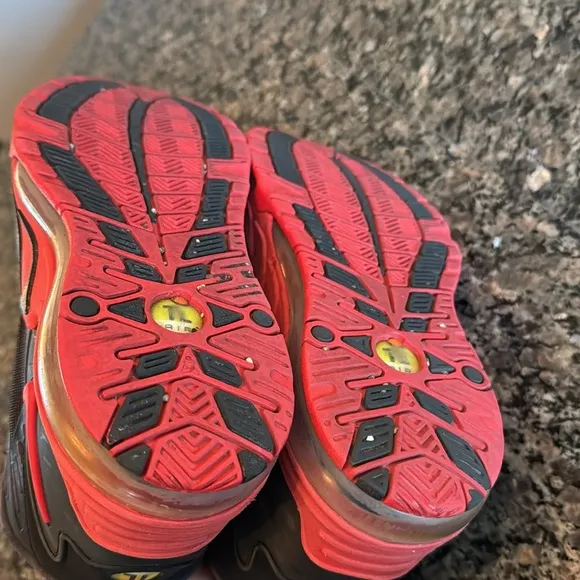 Nike mens air Max Pillar Black and Red Sneakers EUC 10.5