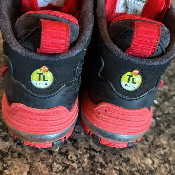 Nike mens air Max Pillar Black and Red Sneakers EUC 10.5
