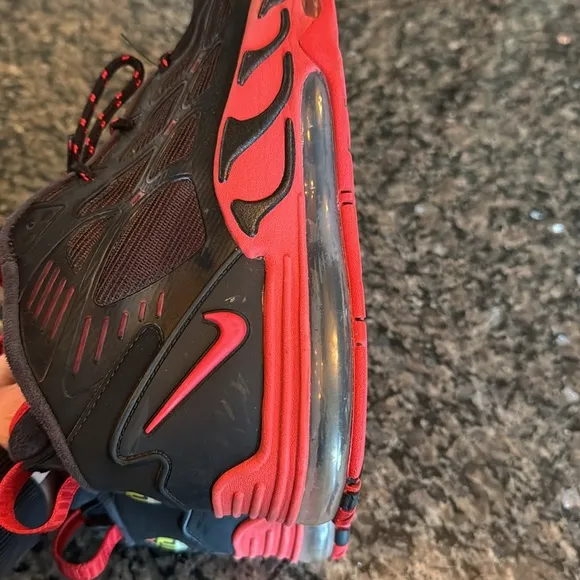 Nike mens air Max Pillar Black and Red Sneakers EUC 10.5